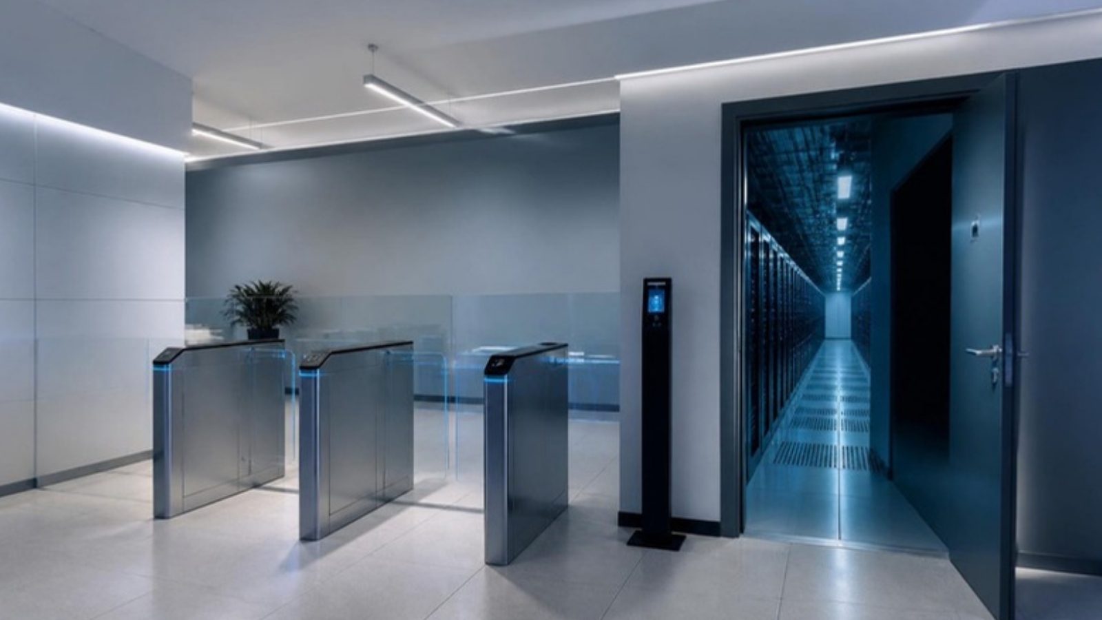 Entrada de seguridad de un data center con torniquetes y control de acceso hacia el pasillo de racks
